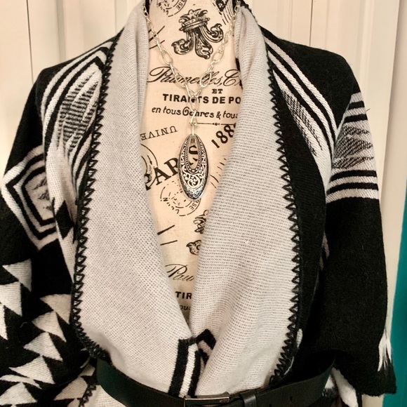 ๐HP!๐Old Navy Black and White Aztec wrap - Picture 4 of 5